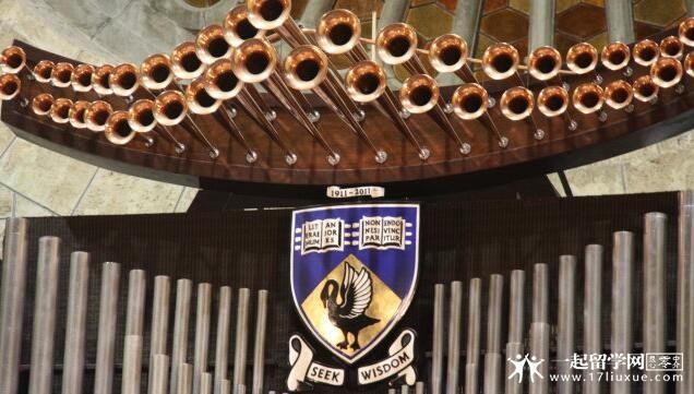 巨大的管风琴与西澳大学的校徽