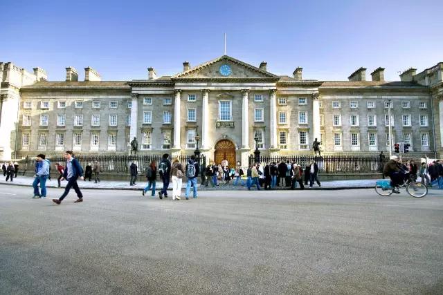 爱尔兰都柏林圣三一大学和爱尔兰国立科克大学(University College Cork)均有开设