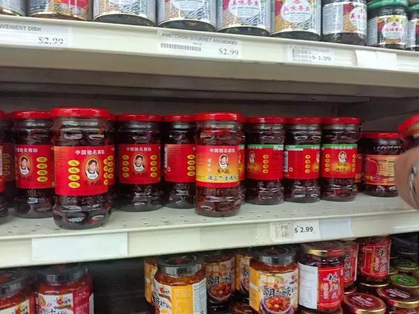 国外很多华人超市都有“老干妈”出售