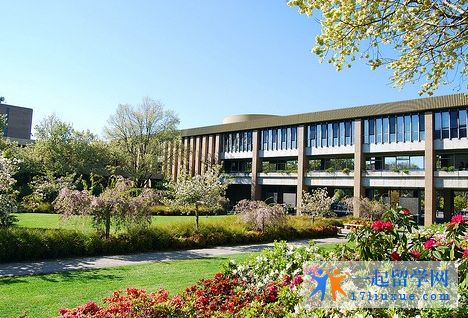 去澳大利亚拉筹伯大学读商科的学费要多少？