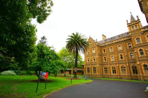 昆士兰大学的研究生申请条件