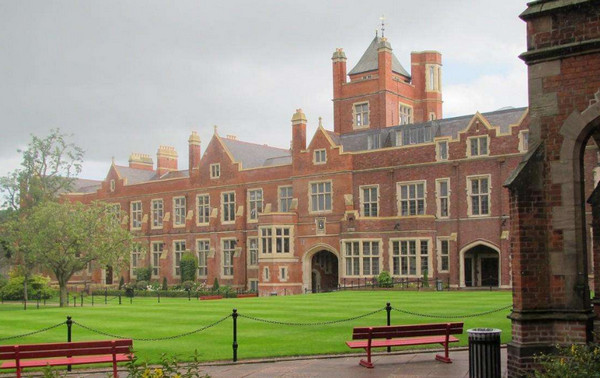贝尔法斯特女王大学70%+的科目教学品质被评为“非常优秀”，还是世界最美大学