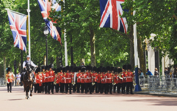 英国赫尔大学政治与国际研究学院的的学费是多少？所在城市消费高吗？